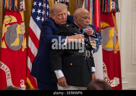 Washington, District of Columbia, USA. 18 giugno 2026. Il presidente DONALD TRUMP presenta la Medal of Honor al maggiore JAMES CAPERS, JR., U.S. Marine Corps (RET.), durante una cerimonia della Medal of Honor nella East Room della Casa Bianca a Washington DC. (Credit Image: © Joey Sussman/ZUMA Press Wire) SOLO PER USO EDITORIALE! Non per USO commerciale! Foto Stock