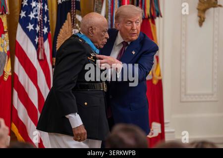 Washington, District of Columbia, USA. 18 giugno 2026. Il presidente DONALD TRUMP presenta la Medal of Honor al maggiore JAMES CAPERS, JR., U.S. Marine Corps (RET.), durante una cerimonia della Medal of Honor nella East Room della Casa Bianca a Washington DC. (Credit Image: © Joey Sussman/ZUMA Press Wire) SOLO PER USO EDITORIALE! Non per USO commerciale! Foto Stock