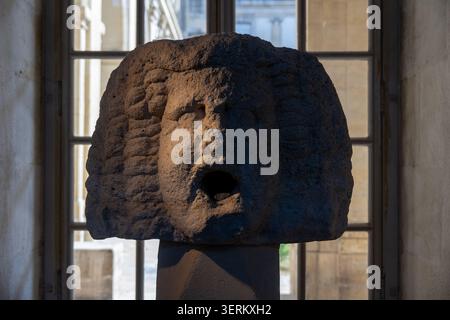 Reims, Francia - 8 marzo 25: Primo piano di una scultura in pietra scolpita in mostra al Musée Saint-Remi di Reims, Grand Est, Francia. Foto Stock
