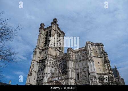 Vista dall'angolo basso della facciata gotica con orologio e rosone della Cattedrale di Troyes a Troyes, Aube, Grand Est, Francia. Foto Stock