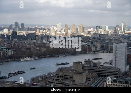 Ampia vista della città dal London Eye che guarda sul Tamigi verso il centro di Londra sotto la nuvola mista e la luce del sole. Foto Stock