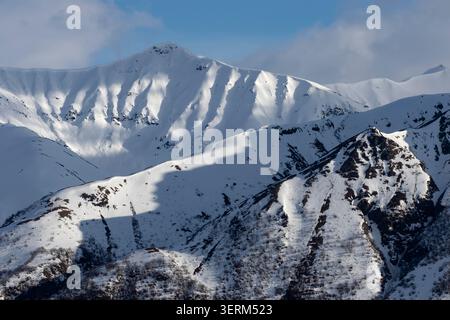 Un drammatico picco coperto di neve si erge nella catena dell’Alaska vicino al parco nazionale di Denali in Alaska. Foto Stock