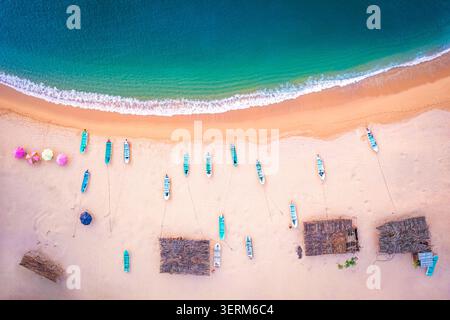 Vista aerea di barche e baracche sulla spiaggia, Faro de Bucerias, Michoacan, Messico. Foto Stock