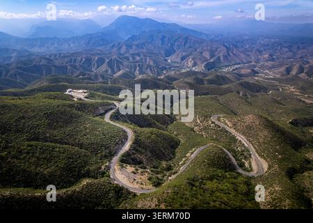 Un'autostrada si snoda attraverso l'aspro paesaggio delle montagne della Sierra Gorda a Queretaro, in Messico. Foto Stock
