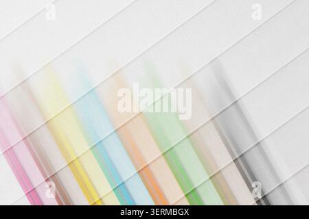 Una composizione astratta pulita e minimalista con strisce diagonali in tenui colori pastello, caratterizzata da una sottile trama granulosa e una leggera sovrapposizione. Foto Stock