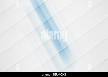 Una composizione astratta con strisce diagonali su sfondo bianco con un fascio di luce blu morbido e verticale che attraversa il motivo geometrico. Foto Stock