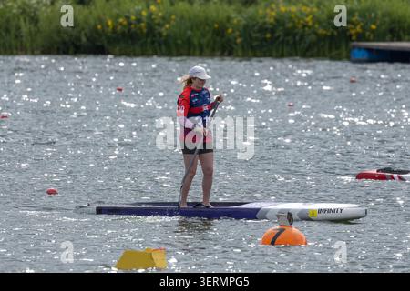 Competizioni di paddleboard/sup durante i Campionati nazionali di Sprint GBSUP presso il National Water Sports Centre di Nottingham, Regno Unito. Foto Stock