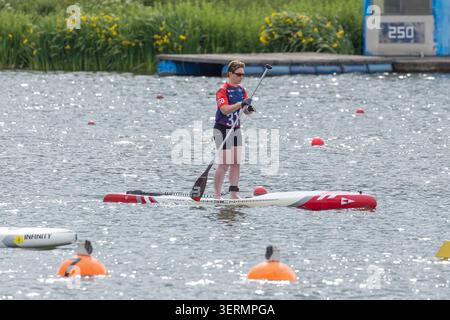 Competizioni di paddleboard/sup durante i Campionati nazionali di Sprint GBSUP presso il National Water Sports Centre di Nottingham, Regno Unito. Foto Stock