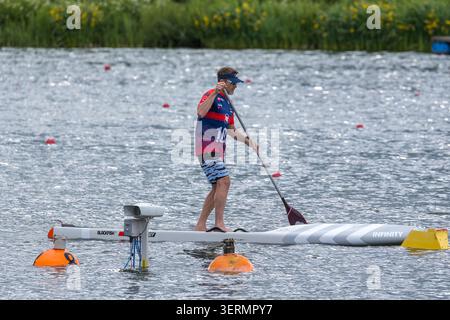 Competizioni di paddleboard/sup durante i Campionati nazionali di Sprint GBSUP presso il National Water Sports Centre di Nottingham, Regno Unito. Foto Stock