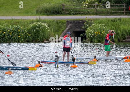 Competizioni di paddleboard/sup durante i Campionati nazionali di Sprint GBSUP presso il National Water Sports Centre di Nottingham, Regno Unito. Foto Stock