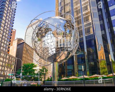 New York City, Stati Uniti – 16 giugno 2026: Ampia vista dell'iconica scultura del globo al Columbus Circle. Foto Stock
