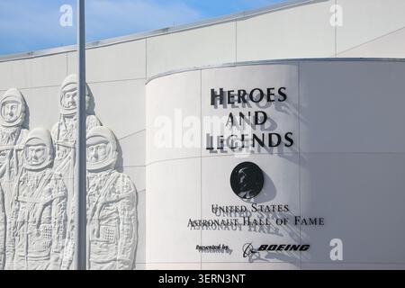 CAPE CANAVERAL, FLORIDA - 28 febbraio 2024: Edificio della U.S. Astronaut Hall of Fame con rilievi in tuta spaziale contro un cielo blu Foto Stock