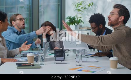 Capo donna del team aziendale stanca e sovraccarica di lavoro soffre di mal di testa gruppo di manager che discutono con i documenti durante il briefing in ufficio. Donna d'affari Foto Stock