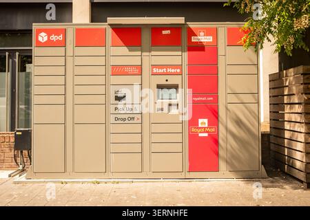 LONDRA - 12 MAGGIO 2026: Armadietti per la raccolta dei pacchi Coldharbour Lane - DPD e Royal mail a Coldharbour Lane a Brixton. Foto Stock