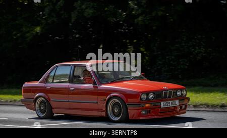Milton Keynes,Bucks,UK - 18 giugno 2026: 1990 BMW e30 rossa, auto d'epoca su strada britannica Foto Stock