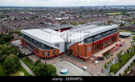 Fotografia aerea ad alto angolo dello stadio di calcio Anfield a Liverpool, Merseyside, Inghilterra. Sede del Liverpool Football Club e luogo di ritrovo Foto Stock
