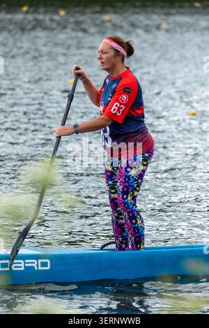 Competizioni di paddleboard/sup durante i Campionati nazionali di Sprint GBSUP presso il National Water Sports Centre di Nottingham, Regno Unito. Foto Stock