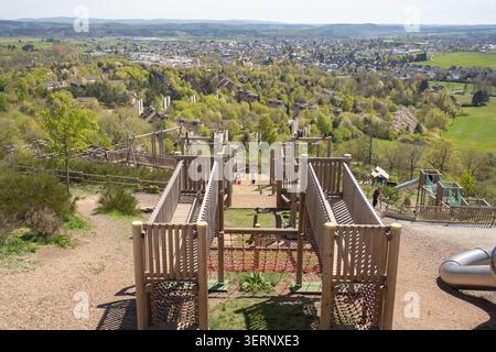 Vista panoramica ad alto angolo da una piattaforma di osservazione in legno che si affaccia su una splendida valle verde e una piccola cittadina. Acquisizione di fotografie paesaggistiche Foto Stock
