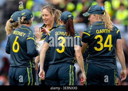 Leeds, Regno Unito. 19 giugno 2026. LEEDS, INGHILTERRA - 17 GIUGNO: Le giocatrici australiane festeggiano durante la partita della Coppa del mondo T20 femminile ICC tra Australia e Bangladesh a Headingley il 17 giugno 2026 a Leeds, Inghilterra. Credito: SPP Sport Press Photo. /Alamy Live News Foto Stock