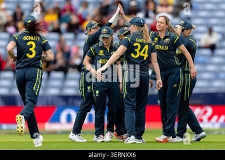 Leeds, Regno Unito. 19 giugno 2026. LEEDS, INGHILTERRA - 17 GIUGNO: Le giocatrici australiane festeggiano durante la partita della Coppa del mondo T20 femminile ICC tra Australia e Bangladesh a Headingley il 17 giugno 2026 a Leeds, Inghilterra. Credito: SPP Sport Press Photo. /Alamy Live News Foto Stock
