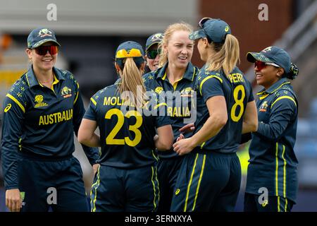 Leeds, Regno Unito. 19 giugno 2026. LEEDS, INGHILTERRA - 17 GIUGNO: Le giocatrici australiane festeggiano durante la partita della Coppa del mondo T20 femminile ICC tra Australia e Bangladesh a Headingley il 17 giugno 2026 a Leeds, Inghilterra. Credito: SPP Sport Press Photo. /Alamy Live News Foto Stock