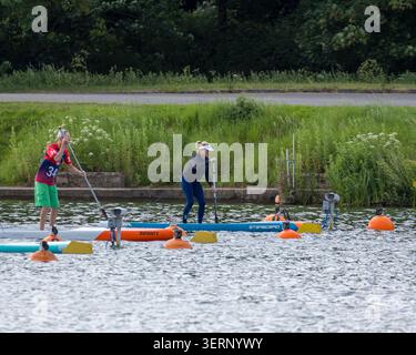 Competizioni di paddleboard/sup durante i Campionati nazionali di Sprint GBSUP presso il National Water Sports Centre di Nottingham, Regno Unito. Foto Stock