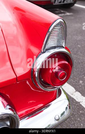 Vista posteriore di una classica ford thunderbird rossa del 1957 durante una mostra all'aperto nel regno unito Foto Stock