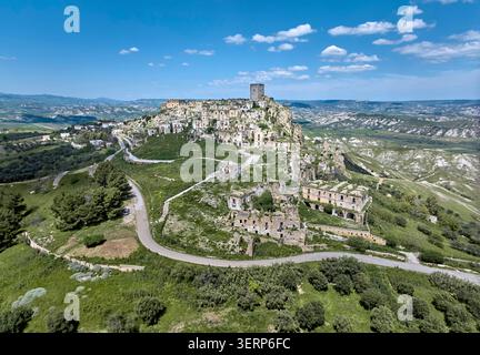 Vista aerea con drone dell'abbandonato villaggio fantasma di Craco in Basilicata, Italia Foto Stock