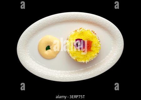 Insalata gourmet placcata con caviale e fiore commestibile Foto Stock