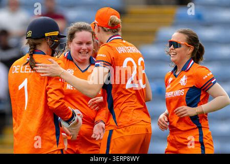 Leeds, Regno Unito. 19 giugno 2026. LEEDS, INGHILTERRA - 17 GIUGNO: Le giocatrici dei Paesi Bassi festeggiano durante la partita di Coppa del mondo T20 femminile ICC tra India e Paesi Bassi a Headingley il 17 giugno 2026 a Leeds, Inghilterra. Credito: SPP Sport Press Photo. /Alamy Live News Foto Stock