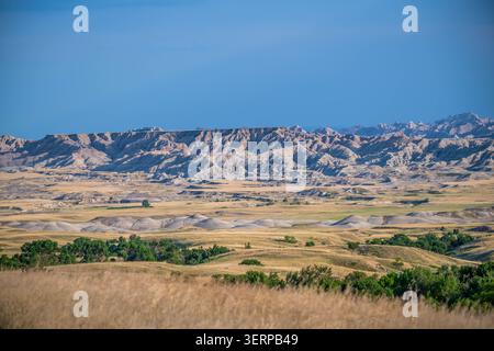 Paesaggio del Badlands Canyon sotto il suggestivo cielo nuvoloso nel Badlands NP Foto Stock