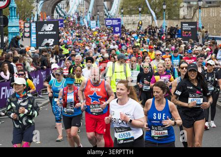 Partecipanti di massa all'evento della maratona di Londra. Londra, Regno Unito, 21 aprile 2024 Foto Stock