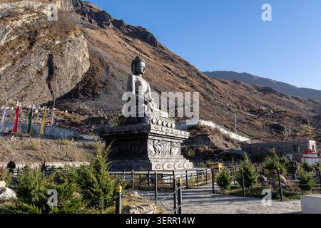 Statua di Buddha nel complesso templare di Muktinath, un importante luogo di pellegrinaggio a Mustang, nell'Himalaya del Nepal Foto Stock