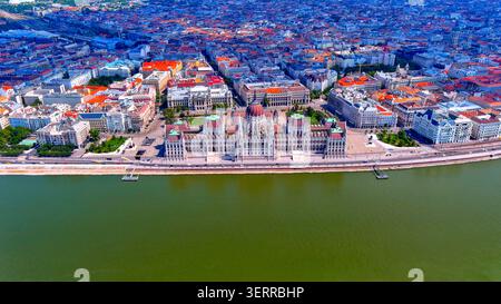 Veduta aerea del Parlamento ungherese sulla riva del Danubio in Piazza Kossuth, quartiere di Pest, Budapest, Ungheria Foto Stock