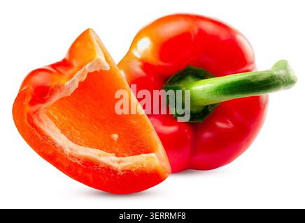 Vivace peperone rosso fresco, mostrato a metà e intero su sfondo bianco. Foto Stock