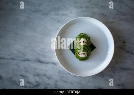 Kue Kaswi Pandan, torte tradizionali del Kalimantan occidentale, a base di farina di tapioca e foglia di panda, cosparse di semi di sesamo. Foto Stock