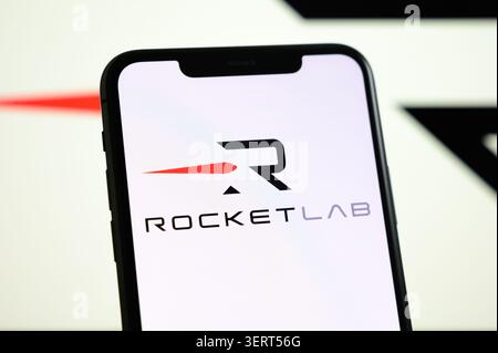 Parigi, Francia - 19 giugno 2026: Uno schermo per smartphone con il logo dell'azienda aerospaziale Rocket Lab. Foto Stock