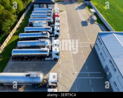 Flotta di autocarri con rimorchi cisterna. Foto Stock