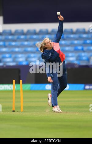 Sophie Ecclestone durante una sessione di reti a Headingley, Leeds. Data foto: Venerdì 19 giugno 2026. Foto Stock
