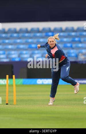 Sophie Ecclestone durante una sessione di reti a Headingley, Leeds. Data foto: Venerdì 19 giugno 2026. Foto Stock
