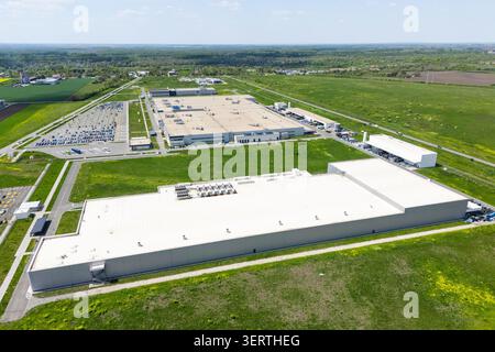 Vista aerea di una massiccia zona industriale con impianti di produzione e magazzini Foto Stock