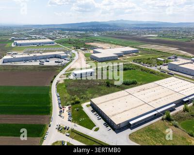 Vista aerea di una massiccia zona industriale con impianti di produzione e magazzini. Foto Stock
