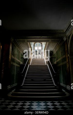 Vista artistica dell'interno della Scala di Luigi Filippo all'interno del Palazzo di Versailles. La scala storica presenta caratteristici gradini in pietra Foto Stock