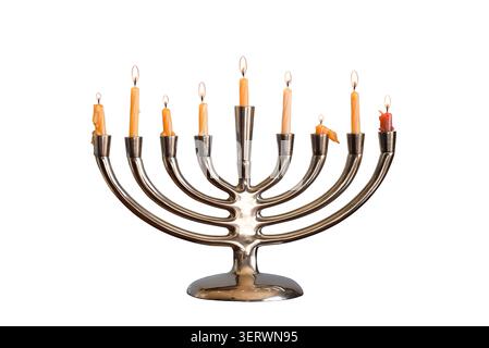 Portacandele tradizionale Chanukah per le vacanze con candeline isolate su sfondo bianco Foto Stock