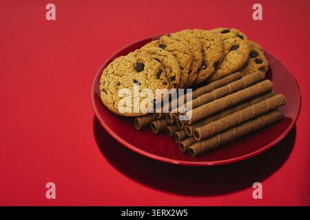 Biscotti di avena e rotoli di wafer al cacao Foto Stock