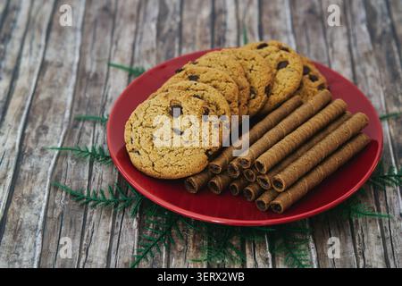 Biscotti di avena e rotoli di wafer al cacao Foto Stock