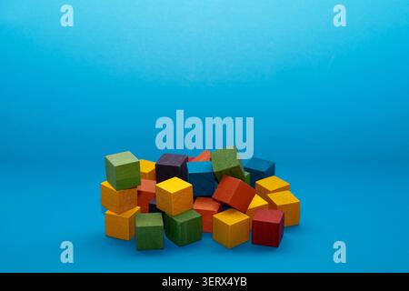 Cubi di legno multicolore su sfondo blu Foto Stock