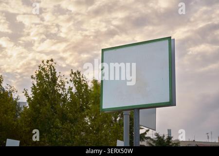 Cartellone vuoto in un paesaggio urbano. Foto Stock