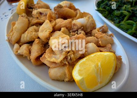 Calamari fritti freschi in stile greco Foto Stock