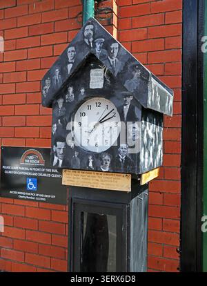 Orologio commemorativo a tema minerario al Wrexham Miners Project a Wrexham, Galles, Regno Unito. Foto Stock